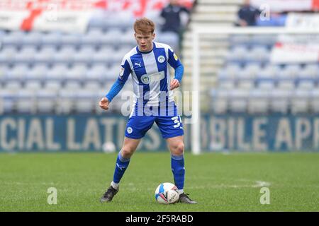 Wigan, Großbritannien. März 2021, 27th. Luke Robinson #34 von Wigan Athletic mit dem Ball in Wigan, UK am 3/27/2021. (Foto von Simon Whitehead/News Images/Sipa USA) Quelle: SIPA USA/Alamy Live News Stockfoto