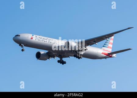 American Airlines Boeing 777 300 er Extended Range Jet Airliner Flugzeug N719AN im Finale auf dem London Heathrow Airport, Großbritannien, in blauem Himmel landen Stockfoto