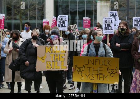 Manchester, Großbritannien. März 2021, 27th. Hunderte von Demonstranten gingen auf die Straße in einer "Kill the Bill"-Demonstration. Die Demonstranten verursachten stundenlanges Verkehrschaos rund um das Stadtzentrum, indem sie Sitzproteste abhielten. Busse auf der Oxford Road mussten umgeschlagen werden und alternative Routen nehmen. Am späten Nachmittag kam es zu einem Stehen mit der Polizei, als die Demonstranten die Straßenbahnlinien blockierten. Nachdem die Anträge auf weitere Maßnahmen ignoriert wurden, zog die Tactical Aid Unit der Polizei ein und packte mehrere der Demonstranten. Es wurden mehrere Verhaftungen vorgenommen. Manchester, Großbritannien. Kredit: Barbara Cook/Alamy Live Nachrichten Stockfoto