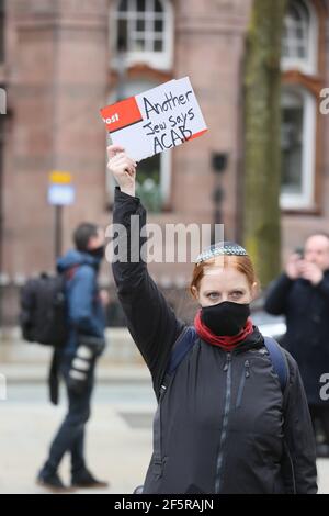 Manchester, Großbritannien. März 2021, 27th. Hunderte von Demonstranten gingen auf die Straße in einer "Kill the Bill"-Demonstration. Die Demonstranten verursachten stundenlanges Verkehrschaos rund um das Stadtzentrum, indem sie Sitzproteste abhielten. Busse auf der Oxford Road mussten umgeschlagen werden und alternative Routen nehmen. Am späten Nachmittag kam es zu einem Stehen mit der Polizei, als die Demonstranten die Straßenbahnlinien blockierten. Nachdem die Anträge auf weitere Maßnahmen ignoriert wurden, zog die Tactical Aid Unit der Polizei ein und packte mehrere der Demonstranten. Es wurden mehrere Verhaftungen vorgenommen. Manchester, Großbritannien. Kredit: Barbara Cook/Alamy Live Nachrichten Stockfoto