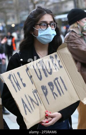 Manchester, Großbritannien. März 2021, 27th. Hunderte von Demonstranten gingen auf die Straße in einer "Kill the Bill"-Demonstration. Die Demonstranten verursachten stundenlanges Verkehrschaos rund um das Stadtzentrum, indem sie Sitzproteste abhielten. Busse auf der Oxford Road mussten umgeschlagen werden und alternative Routen nehmen. Am späten Nachmittag kam es zu einem Stehen mit der Polizei, als die Demonstranten die Straßenbahnlinien blockierten. Nachdem die Anträge auf weitere Maßnahmen ignoriert wurden, zog die Tactical Aid Unit der Polizei ein und packte mehrere der Demonstranten. Es wurden mehrere Verhaftungen vorgenommen. Manchester, Großbritannien. Kredit: Barbara Cook/Alamy Live Nachrichten Stockfoto