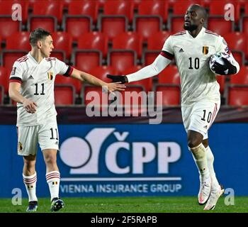 Der Belgier Romelu Lukaku feiert, nachdem er mit dem Tor 1-1 das Tor erreicht hat Der Belgier Leandro Trossard beim Spiel der Tschechischen Republik Und der Belgier Stockfoto