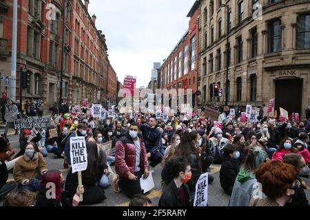 Manchester, Großbritannien. März 2021, 27th. Hunderte von Demonstranten gingen auf die Straße in einer "Kill the Bill"-Demonstration. Die Demonstranten verursachten stundenlanges Verkehrschaos rund um das Stadtzentrum, indem sie Sitzproteste abhielten. Busse auf der Oxford Road mussten umgeschlagen werden und alternative Routen nehmen. Am späten Nachmittag kam es zu einem Stehen mit der Polizei, als die Demonstranten die Straßenbahnlinien blockierten. Nachdem die Anträge auf weitere Maßnahmen ignoriert wurden, zog die Tactical Aid Unit der Polizei ein und packte mehrere der Demonstranten. Es wurden mehrere Verhaftungen vorgenommen. Manchester, Großbritannien. Kredit: Barbara Cook/Alamy Live Nachrichten Stockfoto