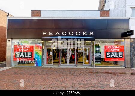 Poole, Dorset UK - November 3 2020: Closing Down Sale Poster in den Fenstern der Fast-Fashion-Bekleidungskette Peacocks Stockfoto