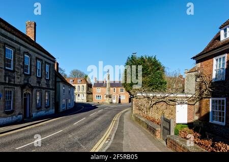 Warminster, Wiltshire, UK - Februar 28 2021: Der Obelisk in Silver Street, Warminster, Wiltshire, England, UK von der Vicarage Street aus gesehen Stockfoto