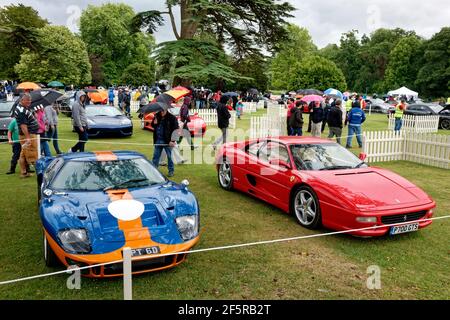 Wilton House, Wiltshire, UK - August 10 2014: Eine Sammlung seltener und teurer Supersportwagen, darunter ein Ford GT40 und ein Ferrari F355 GTS Stockfoto