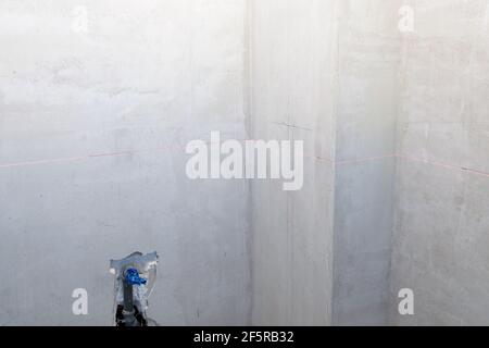 Laserbeschriftung der Ebene an der Wand, Konstruktion, Innenausbau. Konstruktion Laserebene zur Markierung von Steckdosen. Stockfoto