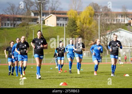 Luzern, Schweiz. März 2021, 27th. 27. März 2021, Luzern, Sportanlagen Allmend, AXA Women's Super League: FC Luzern - FC Zürich Frauen, Team Luzern beim Warm-up (Schweiz/Kroatien OUT) Quelle: SPP Sport Pressefoto. /Alamy Live Nachrichten Stockfoto