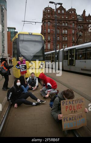 Manchester, Großbritannien. März 2021, 27th. Hunderte von Demonstranten gingen auf die Straße in einer "Kill the Bill"-Demonstration. Die Demonstranten verursachten stundenlanges Verkehrschaos rund um das Stadtzentrum, indem sie Sitzproteste abhielten. Busse auf der Oxford Road mussten umgeschlagen werden und alternative Routen nehmen. Am späten Nachmittag kam es zu einem Stehen mit der Polizei, als die Demonstranten die Straßenbahnlinien blockierten. Nachdem die Anträge auf weitere Maßnahmen ignoriert wurden, zog die Tactical Aid Unit der Polizei ein und packte mehrere der Demonstranten. Es wurden mehrere Verhaftungen vorgenommen. Manchester, Großbritannien. Kredit: Barbara Cook/Alamy Live Nachrichten Stockfoto