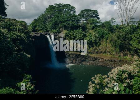 Wunderschöne Regenbogenwasserfälle im Paradies auf der Big Island in Hawaii. Wailua Wasserfall in der Nähe der Inselhauptstadt Lihue auf der Insel Kauai, Hawaii. Stockfoto