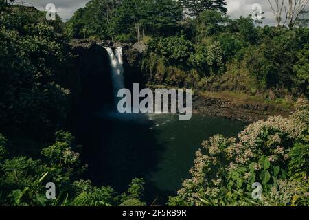 Wunderschöne Regenbogenwasserfälle im Paradies auf der Big Island in Hawaii. Wailua Wasserfall in der Nähe der Inselhauptstadt Lihue auf der Insel Kauai, Hawaii. Stockfoto