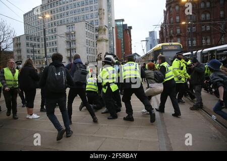 Manchester, Großbritannien. März 2021, 27th. Hunderte von Demonstranten gingen auf die Straße in einer "Kill the Bill"-Demonstration. Die Demonstranten verursachten stundenlanges Verkehrschaos rund um das Stadtzentrum, indem sie Sitzproteste abhielten. Busse auf der Oxford Road mussten umgeschlagen werden und alternative Routen nehmen. Am späten Nachmittag kam es zu einem Stehen mit der Polizei, als die Demonstranten die Straßenbahnlinien blockierten. Nachdem die Anträge auf weitere Maßnahmen ignoriert wurden, zog die Tactical Aid Unit der Polizei ein und packte mehrere der Demonstranten. Es wurden mehrere Verhaftungen vorgenommen. Manchester, Großbritannien. Kredit: Barbara Cook/Alamy Live Nachrichten Stockfoto