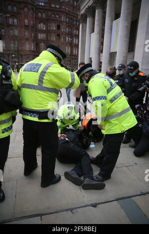 Manchester, Großbritannien. März 2021, 27th. Hunderte von Demonstranten gingen auf die Straße in einer "Kill the Bill"-Demonstration. Die Demonstranten verursachten stundenlanges Verkehrschaos rund um das Stadtzentrum, indem sie Sitzproteste abhielten. Busse auf der Oxford Road mussten umgeschlagen werden und alternative Routen nehmen. Am späten Nachmittag kam es zu einem Stehen mit der Polizei, als die Demonstranten die Straßenbahnlinien blockierten. Nachdem die Anträge auf weitere Maßnahmen ignoriert wurden, zog die Tactical Aid Unit der Polizei ein und packte mehrere der Demonstranten. Es wurden mehrere Verhaftungen vorgenommen. Manchester, Großbritannien. Kredit: Barbara Cook/Alamy Live Nachrichten Stockfoto