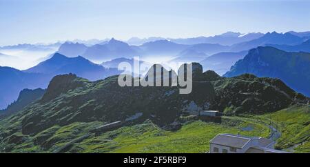 Wundervolle Aussicht von Rochers-de-Naye in den Schweizer Alpen am Genfer See schweizer Riviera Stockfoto