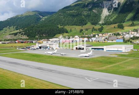 Schweiz: Airplaines und privatjets an der höchsten Flughafen Europas ist in Samedan im Oberengadin Stockfoto