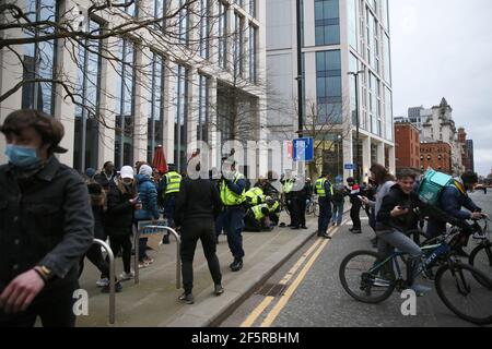 Manchester, Großbritannien. März 2021, 27th. Hunderte von Demonstranten gingen auf die Straße in einer "Kill the Bill"-Demonstration. Die Demonstranten verursachten stundenlanges Verkehrschaos rund um das Stadtzentrum, indem sie Sitzproteste abhielten. Busse auf der Oxford Road mussten umgeschlagen werden und alternative Routen nehmen. Am späten Nachmittag kam es zu einem Stehen mit der Polizei, als die Demonstranten die Straßenbahnlinien blockierten. Nachdem die Anträge auf weitere Maßnahmen ignoriert wurden, zog die Tactical Aid Unit der Polizei ein und packte mehrere der Demonstranten. Es wurden mehrere Verhaftungen vorgenommen. Manchester, Großbritannien. Kredit: Barbara Cook/Alamy Live Nachrichten Stockfoto