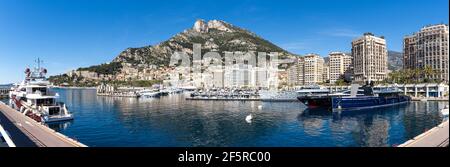 Monaco, Monaco - 17. März 2021: Panoramablick auf den Hafen von Cape d'Ail und Hotels im Bezirk Fontvieille von Monaco Stockfoto
