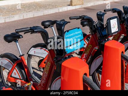 Monaco, Monaco - 17. März 2021: Kostenlose Leihfahrräder an einer Mietstation in der Innenstadt von Monaco Stockfoto