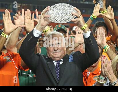 Miami Gardens, USA. August 2013, 30th. Der ehemalige Miami-Trainer Howard Schnellenberger hebt die NCAA National Championship Trophäe 1983 während einer Halbzeit-Zeremonie während der Aktion gegen Florida Atlantic im Sun Life Stadium in Miami Gardens, Florida, am 30. August 2013. (Foto von Al Diaz/Miami Herald/TNS/Sipa USA) Quelle: SIPA USA/Alamy Live News Stockfoto