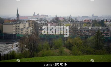 Panoramablick auf Krakau, Polen an einem regnerischen, bewölkten Frühlingstag Stockfoto