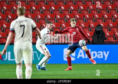 Um die Belgier Toby Alderweireld und den Tschechen Matej Vydra kämpfen Der Ball während des Spiels zwischen der Tschechischen Republik und Die belgische Nationalmannschaft te Stockfoto