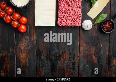 Rohe Lasagne Zutaten und Pasta-Set, auf alten dunklen Holztisch Hintergrund, Draufsicht, flach legen, mit Kopierer Platz für Text Stockfoto