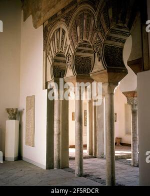 PORTICO DE SALON - SIGLO XI RECONSTUIDO EN EL SIGLO XIII - REINO DE TAIFAS - DEKORACION DE ESTUCO DE LA ARQUERIA. Lage: ALCAZABA. Malaga. SPANIEN. Stockfoto