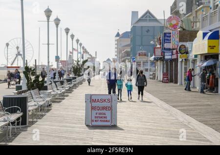 Während der COVID-19-Pandemie in der Nebensaison auf der Promenade von Ocean City, Maryland, USA, mussten Masken ein Warnschild tragen Stockfoto