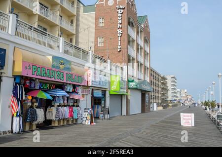 Souvenirläden entlang der Promenade in der Nebensaison in Ocean City, Maryland, USA Stockfoto