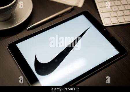 New York, New York / USA - 11 11 2019: Logo von Nike auf dem iPad Air2 im Büroschreibtisch Stockfoto