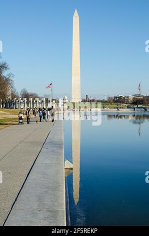 Das Washington Monument und das Capitol Building hinter dem reflektierenden Pool entlang der National Mall in Washington DC Stockfoto