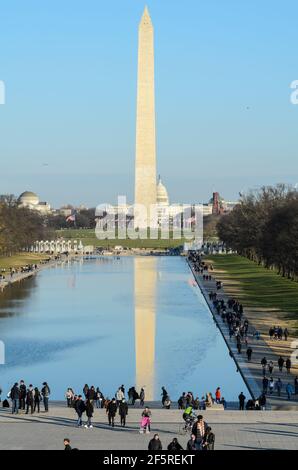 Das Washington Monument und das Capitol Building hinter dem reflektierenden Pool entlang der National Mall in Washington DC Stockfoto