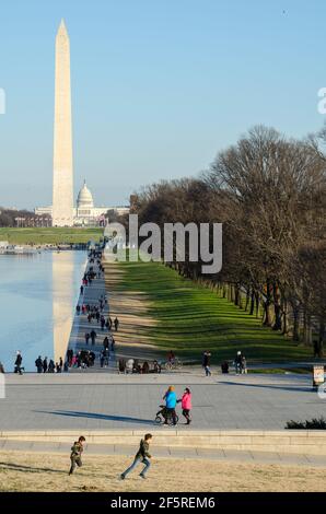 Das Washington Monument und das Capitol Building hinter dem reflektierenden Pool entlang der National Mall in Washington DC Stockfoto