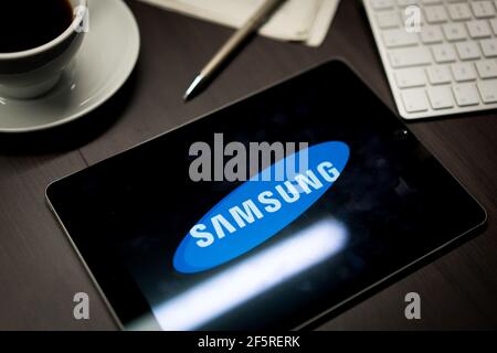 New York, New York / USA - 11 11 2019: Logo von Samsung auf dem iPad Air2 im Büroschreibtisch Stockfoto