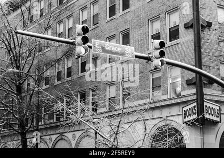 Während eines Eissturms in Richmond, Virginia, USA, wurden die Verkehrszeichen an der Kreuzung E Grace St aufgefahren Stockfoto