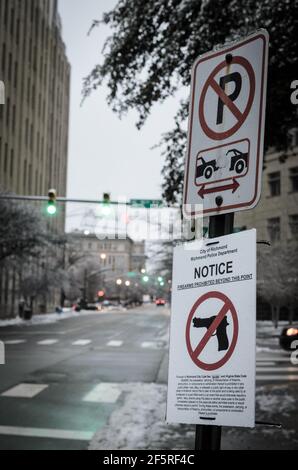 Ein Schild ohne Parkplatzverbot und ein Schild mit Feuerwaffen in Richmond, Virginia, USA Stockfoto