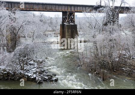 Eine Brücke über den James River in Richmond, Virigina an einem kalten Wintermorgen gesehen. Stockfoto