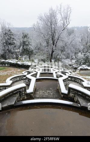 Der Maymont Italian Garden im Maymont Park, Richmond, Virginia, ist mitten im Winter von Eis und Schnee bedeckt Stockfoto