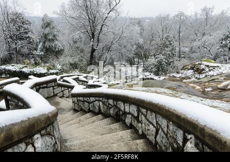 Der Maymont Italian Garden im Maymont Park, Richmond, Virginia, ist mitten im Winter von Eis und Schnee bedeckt Stockfoto