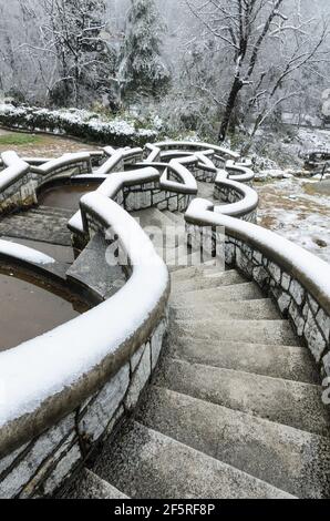 Der Maymont Italian Garden im Maymont Park, Richmond, Virginia, ist mitten im Winter von Eis und Schnee bedeckt Stockfoto