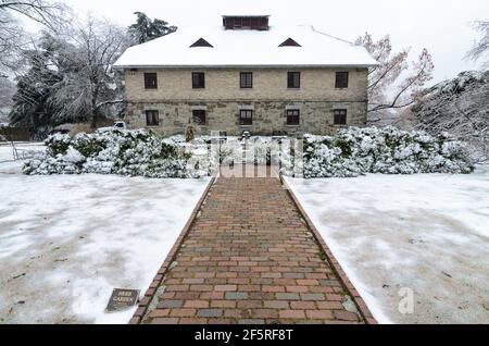 Der Maymont Italian Garden im Maymont Park, Richmond, Virginia, ist mitten im Winter von Eis und Schnee bedeckt Stockfoto