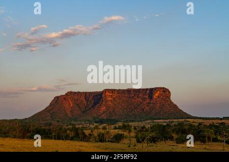 Blick auf 'Morro do Chapéu' während des Sonnenuntergangs, Chapada das Mesas Nationalpark, Maranhão, Brasilien. Stockfoto