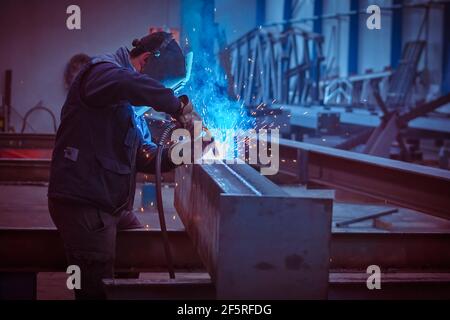 Mann mit Schutzgesicht und Augenschutz Schweißen Industriestahl Strahl Stockfoto