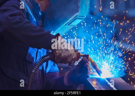 Mann mit Schutzgesicht und Augenschutz Schweißen Industriestahl Strahl Stockfoto