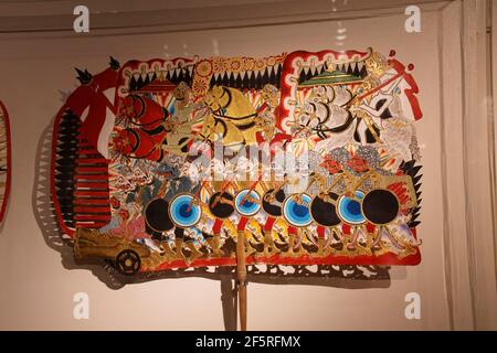 AMSTERDAM, NIEDERLANDE - Dec 12, 2018 - Wayang Marionetten von niederländischen Kolonialarmee und Javanischen während Java Krieg, Tropen Museum, Amsterdam, Niederlande Stockfoto