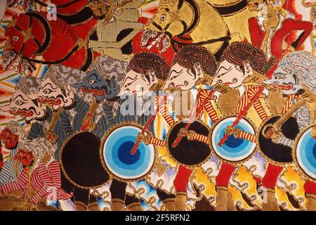 AMSTERDAM, NIEDERLANDE - Dec 12, 2018 - Wayang Marionetten von niederländischen Kolonialarmee und Javanischen während Java Krieg, Tropen Museum, Amsterdam, Niederlande Stockfoto