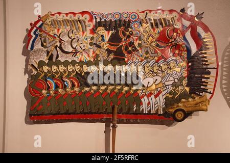 AMSTERDAM, NIEDERLANDE - Dec 12, 2018 - Wayang Marionetten von niederländischen Kolonialarmee und Javanischen während Java Krieg, Tropen Museum, Amsterdam, Niederlande Stockfoto