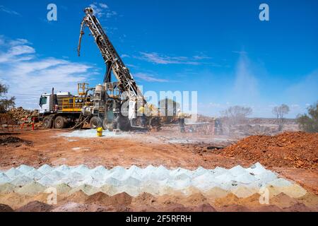 Bohren Sie Rigg nach Mineralien in der armen Landschaft. Westaustralien Stockfoto