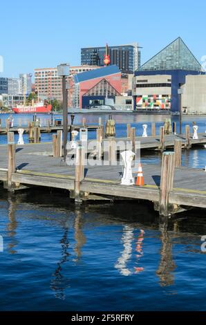 Die Baltimore Skyline sah die Piers entlang des Binnenhafens Stockfoto