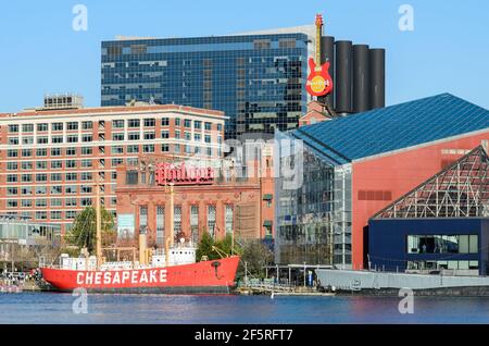 Die Baltimore Skyline an einem Wintertag, mit dem National Aquarium, dem "The Hesapeake Light Ship", Phillips Sea Food und dem Hard Rock Cafe Stockfoto